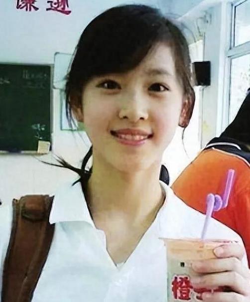 章泽天近照梦回奶茶妹妹 据 2024 年《胡润校友会榜》数据，当时30岁的章泽天