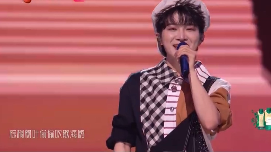 周深舞台上有五只猫周深超萌版《扑通扑通》舞台谁能移开视线啊，整个舞台五只ai小猫