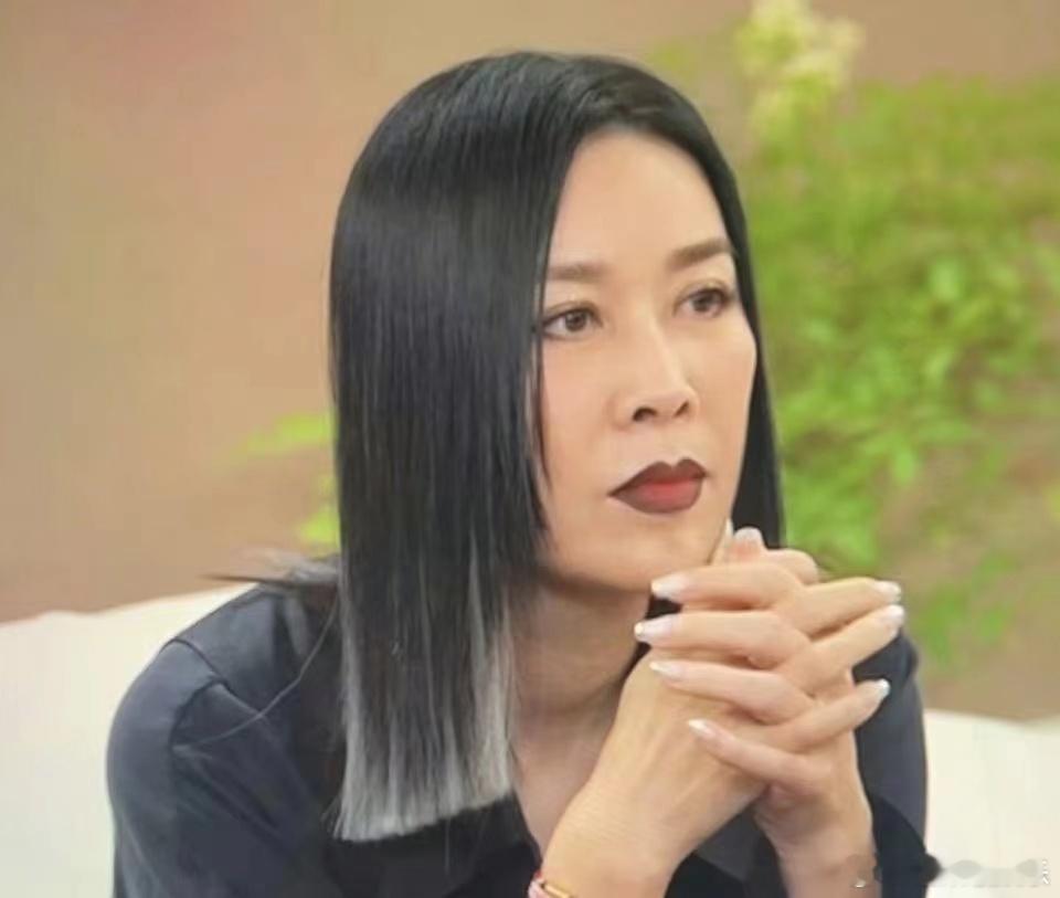 #英子请注意表情管理##那英的唇色是熹妃回宫的唇色# 那英的唇色好像是熹妃回宫的