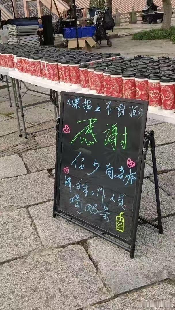 我们任少白少爷又又又请客了，bb们我们都去预约《谍报上不封顶》好不好，想看100