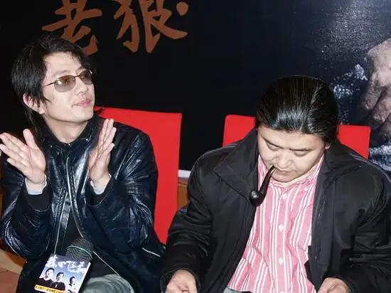 这是2003年电影《我心飞翔》原声大碟的北京发布记者会现场合影，左边穿黑色皮夹克