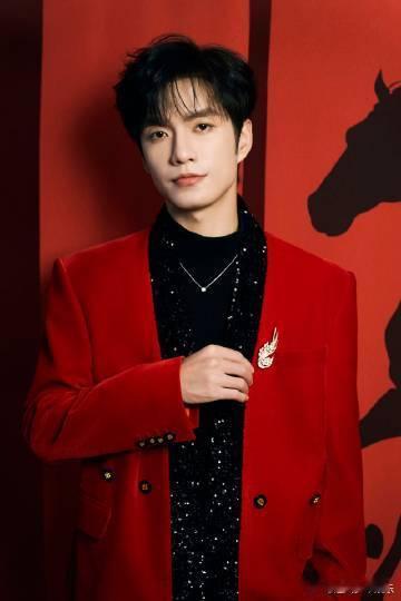 张颜齐央视小春晚主持首秀央视小春晚会理会场，张颜齐主持首秀表现超稳，和前辈搭档毫