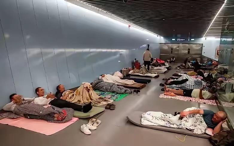 据媒体报道，不久前以色列第14频道紧急播报：
鉴于安全形势的变化，安息日期间，本