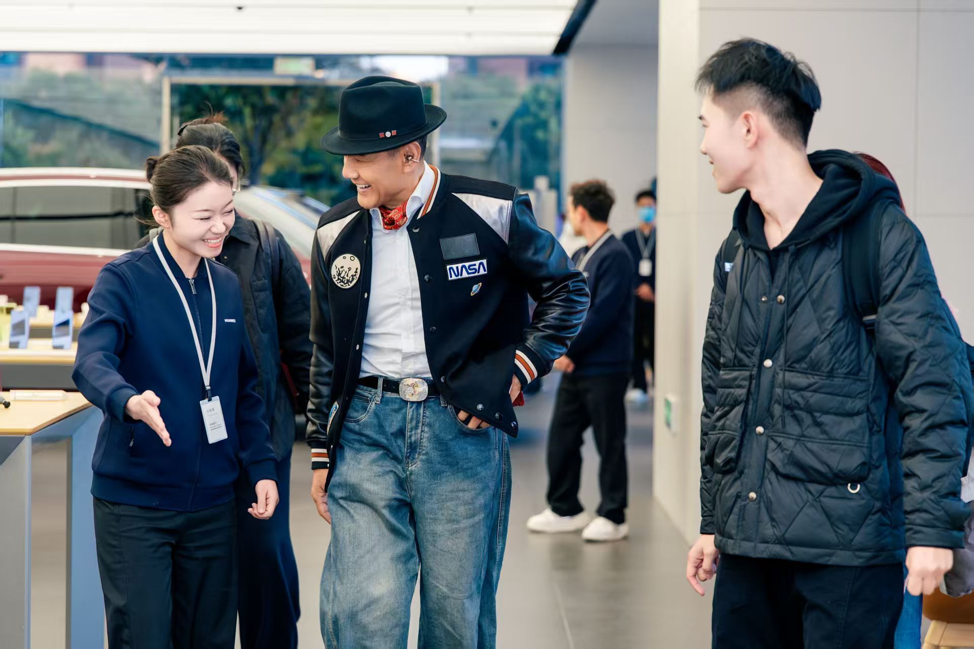 好家伙！今天华为Mate X7首销，各地门店直接排疯了！MateX7开售多地名人