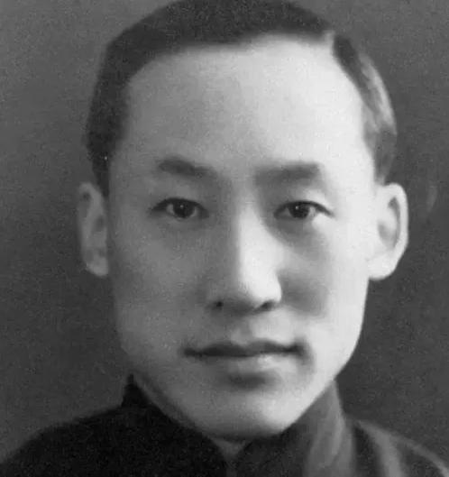 1972年，钱三强走在大街上，突然被一衣衫褴褛的老人拉住，90度鞠躬：“给我点钱