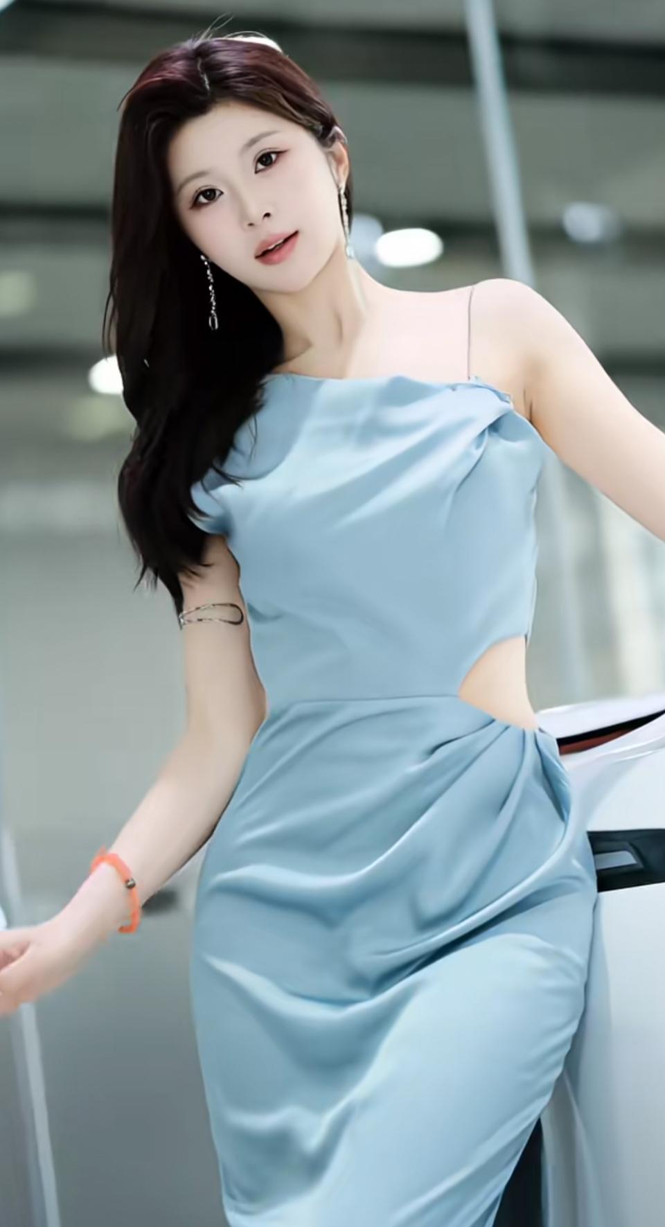 浅蓝裙配碎碎波光，清冷感直接拉满，是心动的感觉没错了一袭浅蓝裙在碎碎波光的映衬下