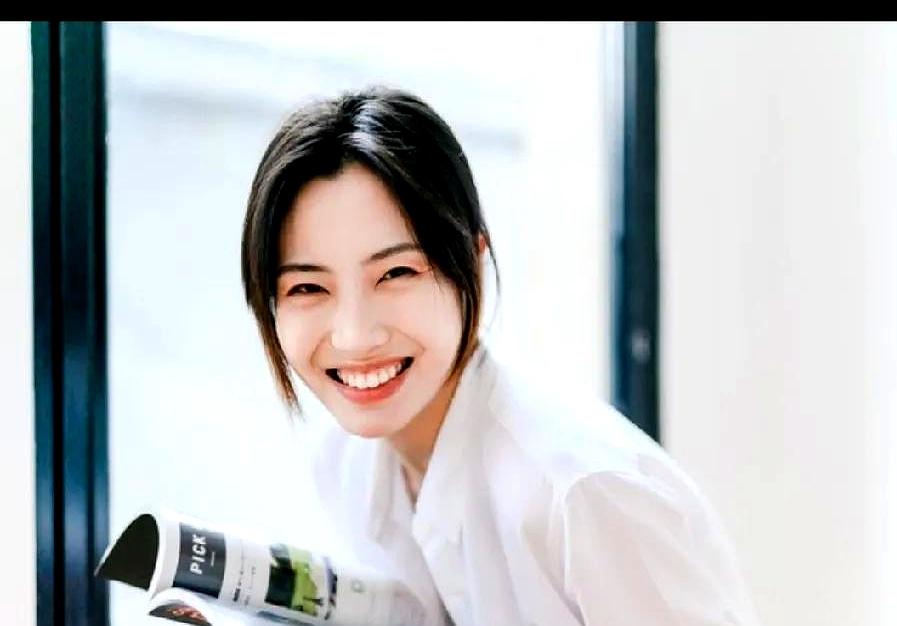 天冷时他默默把大衣披你肩上，比刚交往时的甜言蜜语更戳心。
男女之间，脱衣可能是
