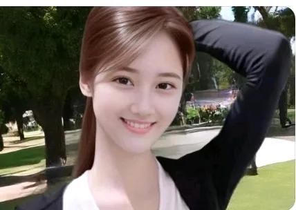 一见倾心、一笑倾城，甜妹妹一个很有灵气的女孩，美颜迷人震人心！
一见倾心是心动的