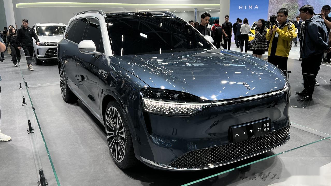 问界M9：“鸿蒙智行”
在本次车展是看不到“问界”或者“AITO”的展台，皆因其