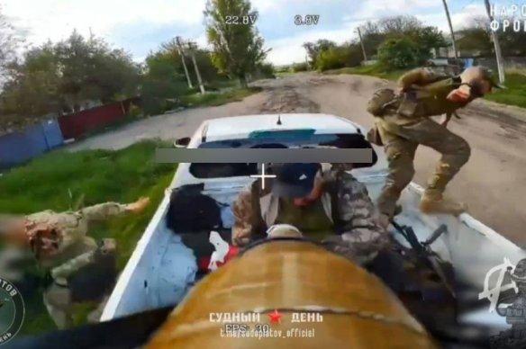 乌克兰武装部队的一名武装人员在神风敢死队无人机袭击期间没有时间从皮卡车上跳下来