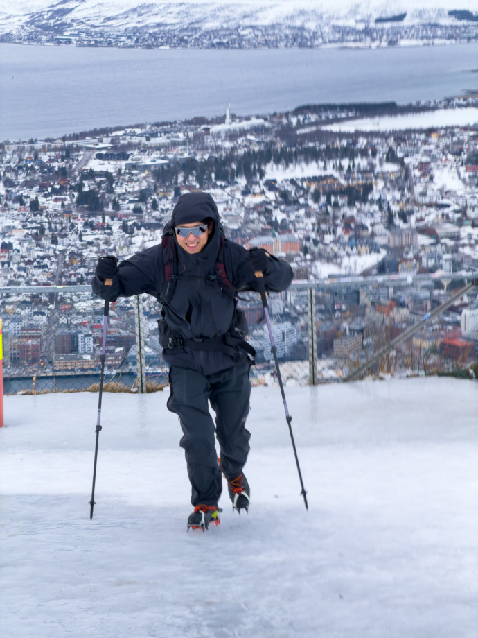 李现一拍一张权威男头  李现晒滑雪照，一拍一张权威男头呢！哥也太是帅哥了吧，含金