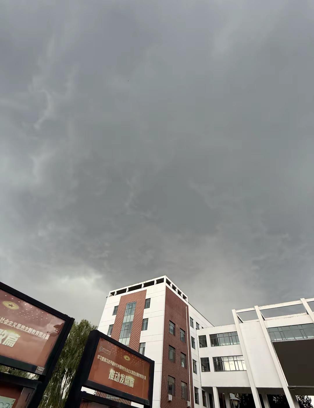6月12日 呼和浩特市 黑云压城