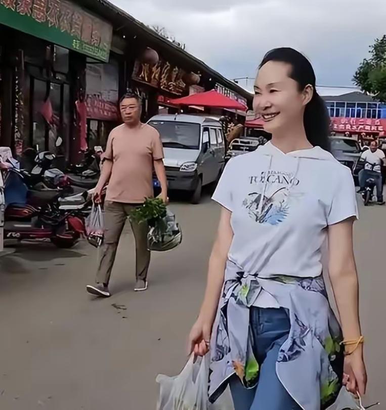 如今的于文华，安稳扎根在河北唐山的乡村度日。早在2013年，她就敲定了往后的人生