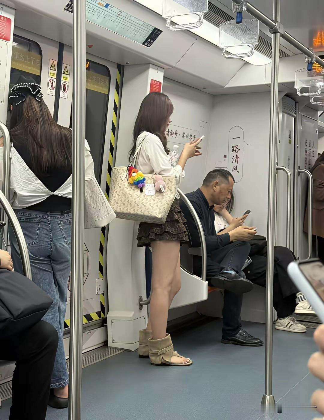 都是地铁车厢！这列地铁车厢明显比近两天闹得很火的那节西安地铁车厢更和谐！美女和大