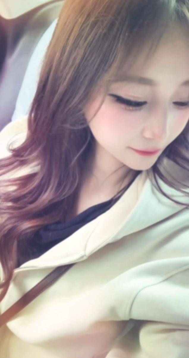 温柔甜美的少女，浅笑如春风轻轻撩动耳边的发丝，那一抹羞涩的浅笑如同春日里轻柔的微