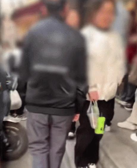 这就是为老不尊！湖北黄冈，一名女生在校门口买豆浆，一名黑衣大爷从她身旁经过，本来