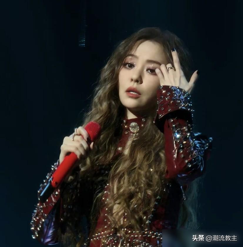 张靓颖这操作，就离谱。花钱do了脸，结果把自己干沉默了，演唱会上想笑都笑不出来。