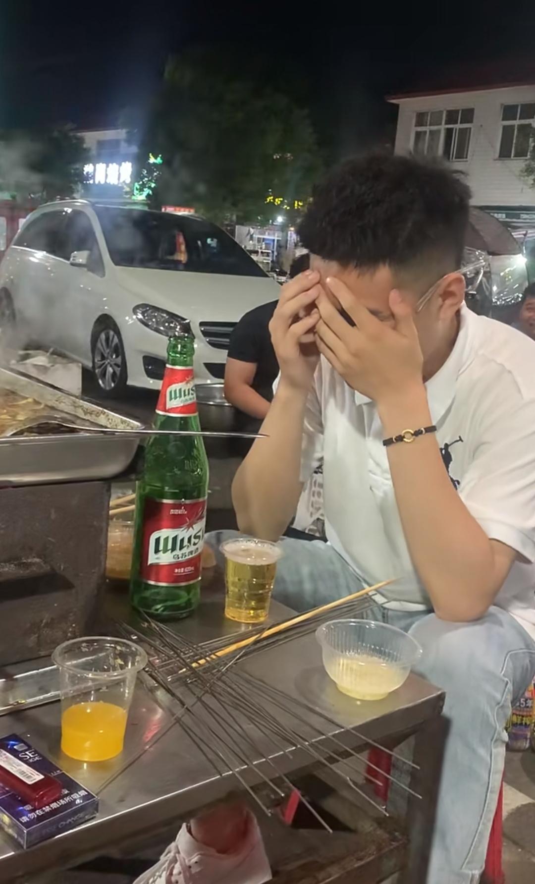 房贷还不上了该怎么办？
前阵子还说“房贷稳了”的朋友老杨
如今却突然蹲楼下愁50