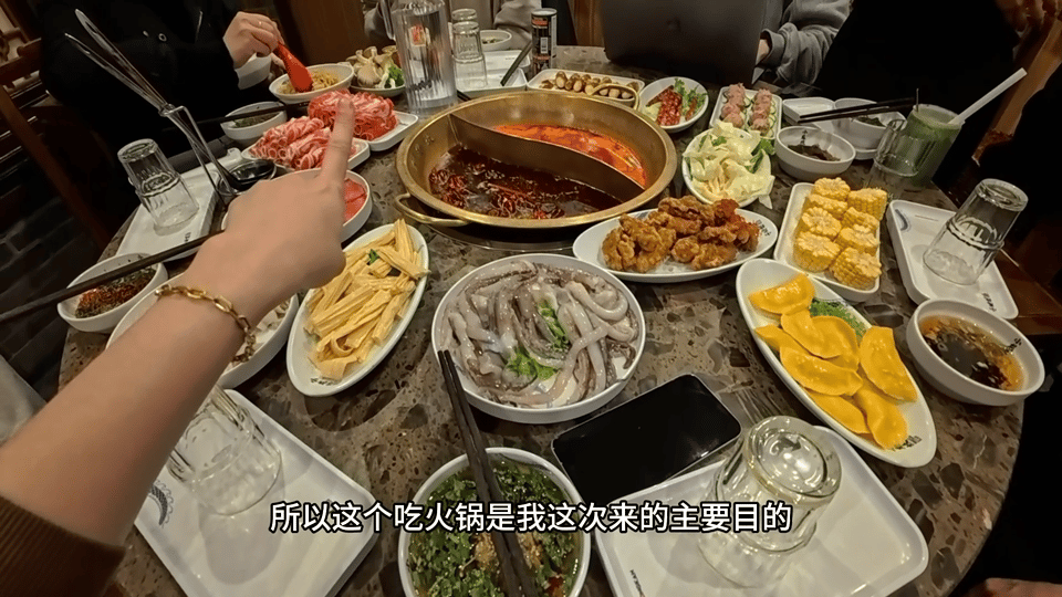 周翊然飞去巴黎吃火锅 冷脸萌天花板的25分钟巴黎Vlog请查收！飞去巴黎认真干饭