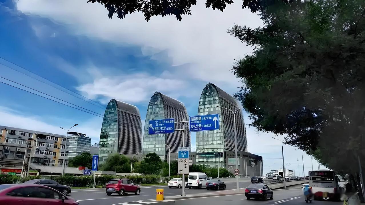 行走在西直门一带，很容易看到三个像玉米一样的高大建筑，很有特色，容易引起一些外地