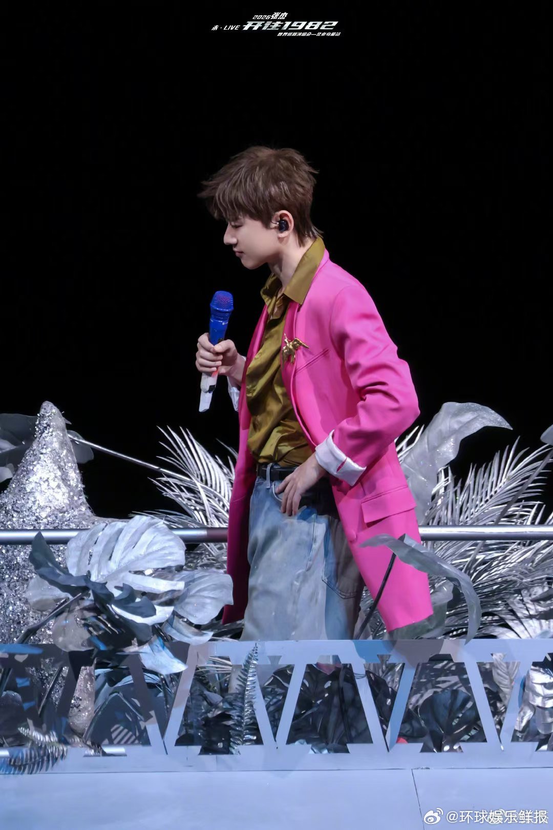 张杰哽咽追忆爷爷 张杰清明前追忆爷爷 从起点到鸟巢，爷爷一直都在，张杰哽咽演唱《