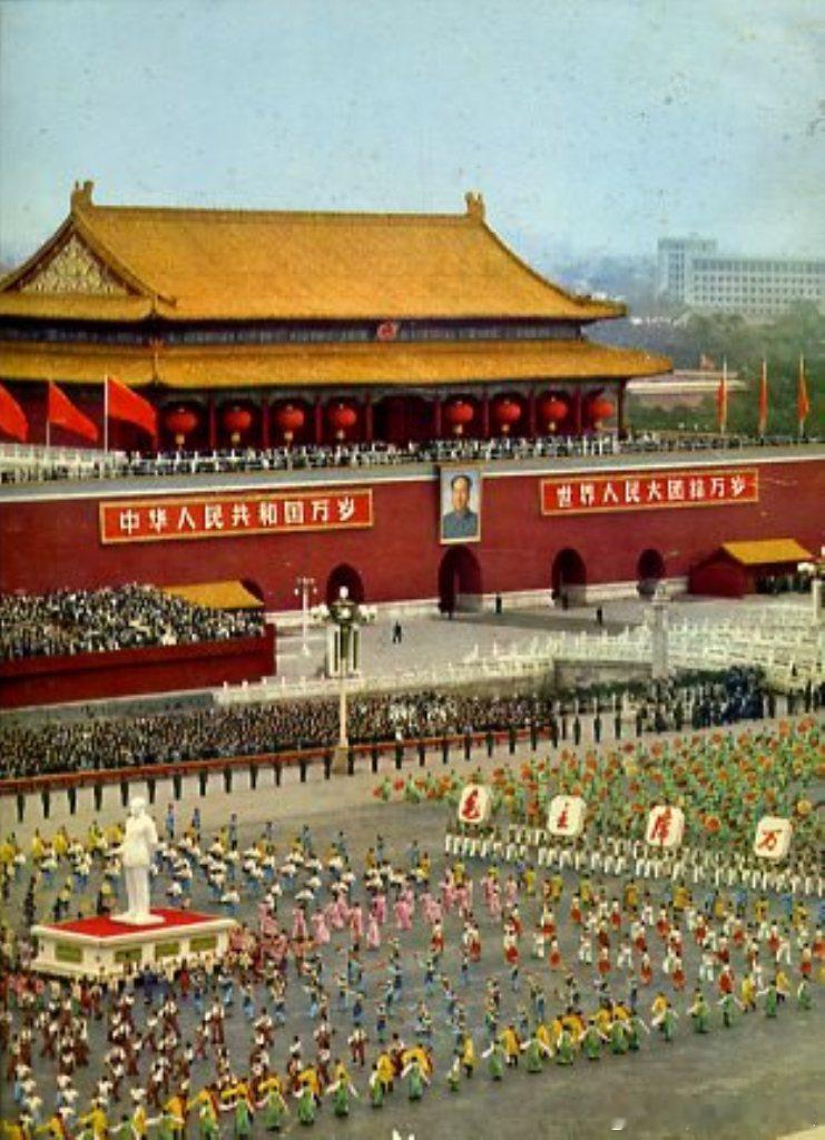 1964年10月1日国庆十五周年首都游行群众簇拥着毛主席塑像，通过天安门广场历史