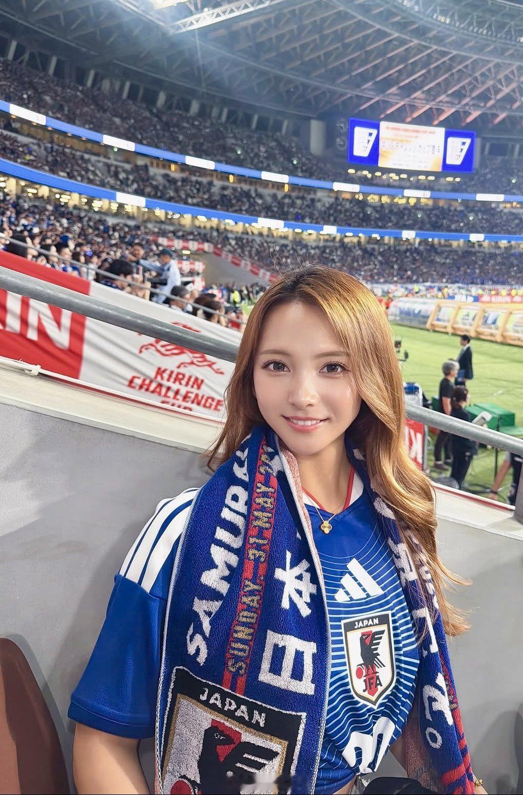 世界杯 世界杯期间，日本懂球妹影山优佳衣服紧紧的也成了话题，网友说人家胖了、裤子