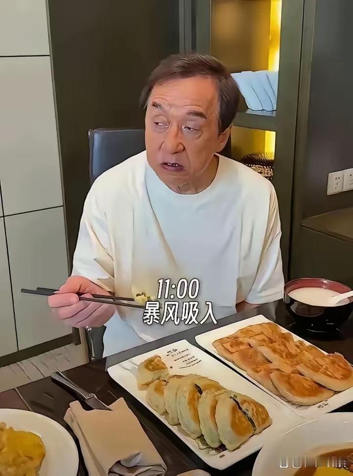 71岁的成龙这顿饭，属实是狠狠打脸了半个娱乐圈的养生人设。瞧瞧桌上那馅饼、菜盒子