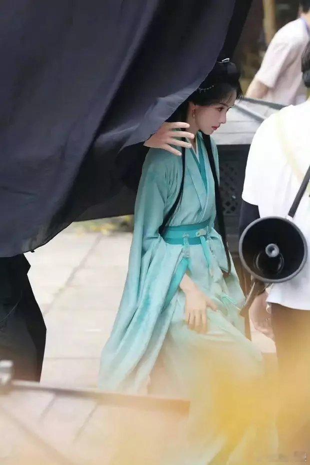 陈都灵穿湖蓝色战国袍优雅温柔，用手掀帘子拿一下古韵天成，气质直接拉满。 ​​​
