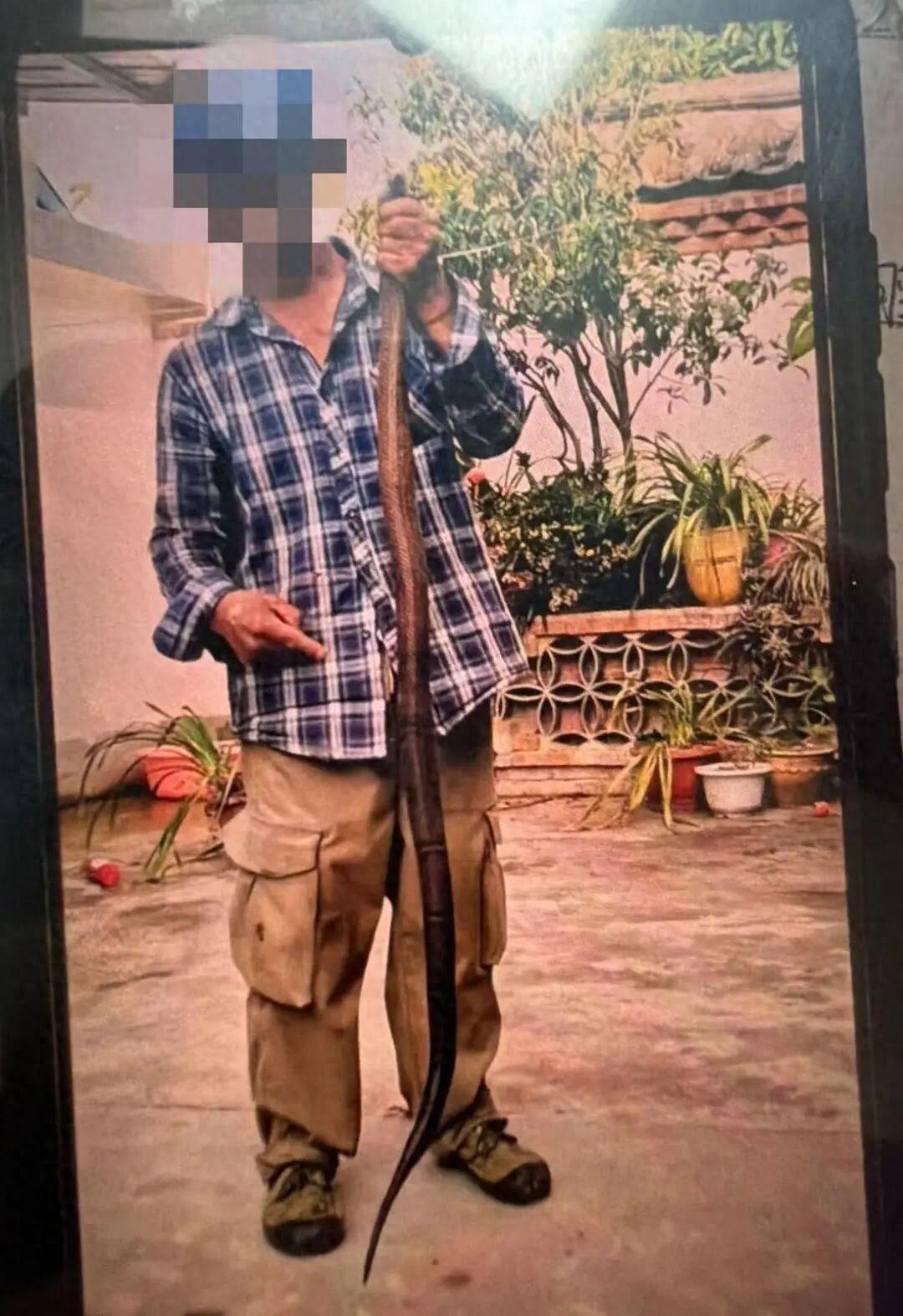 “大意了，没有闪！”云南保山，一58岁大叔的家里闯进一条1.5米的蛇，大叔认为这