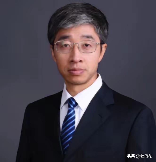 没想到一夜之间火了！北师大副教授陈志新，因为自己的课没有被教务处排上，但又不想浪