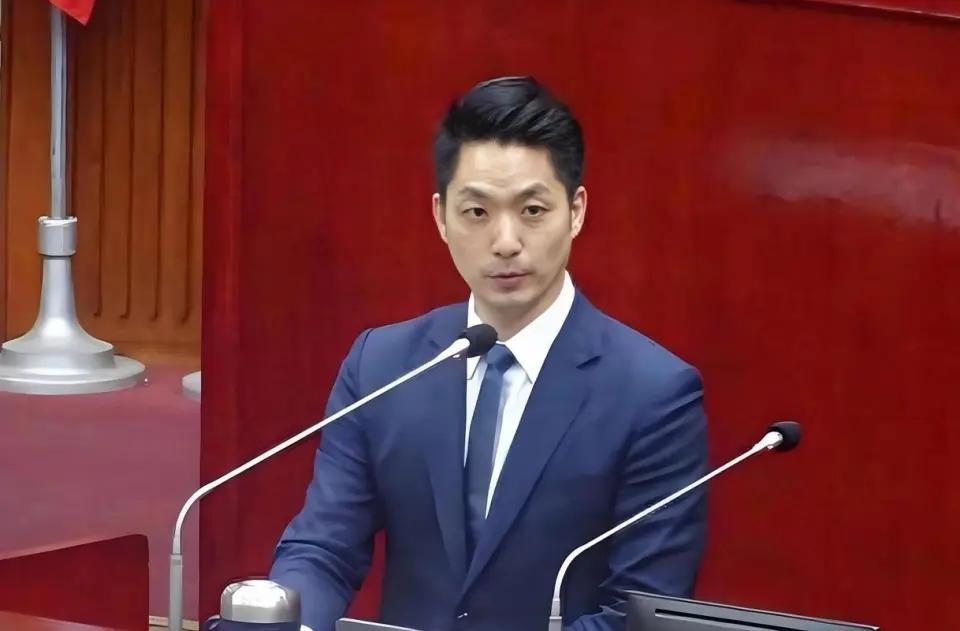 台北市长蒋万安整天对两岸问题提“尊严”，老蒋的铜像被人拆除、泼红漆你的尊严在哪里