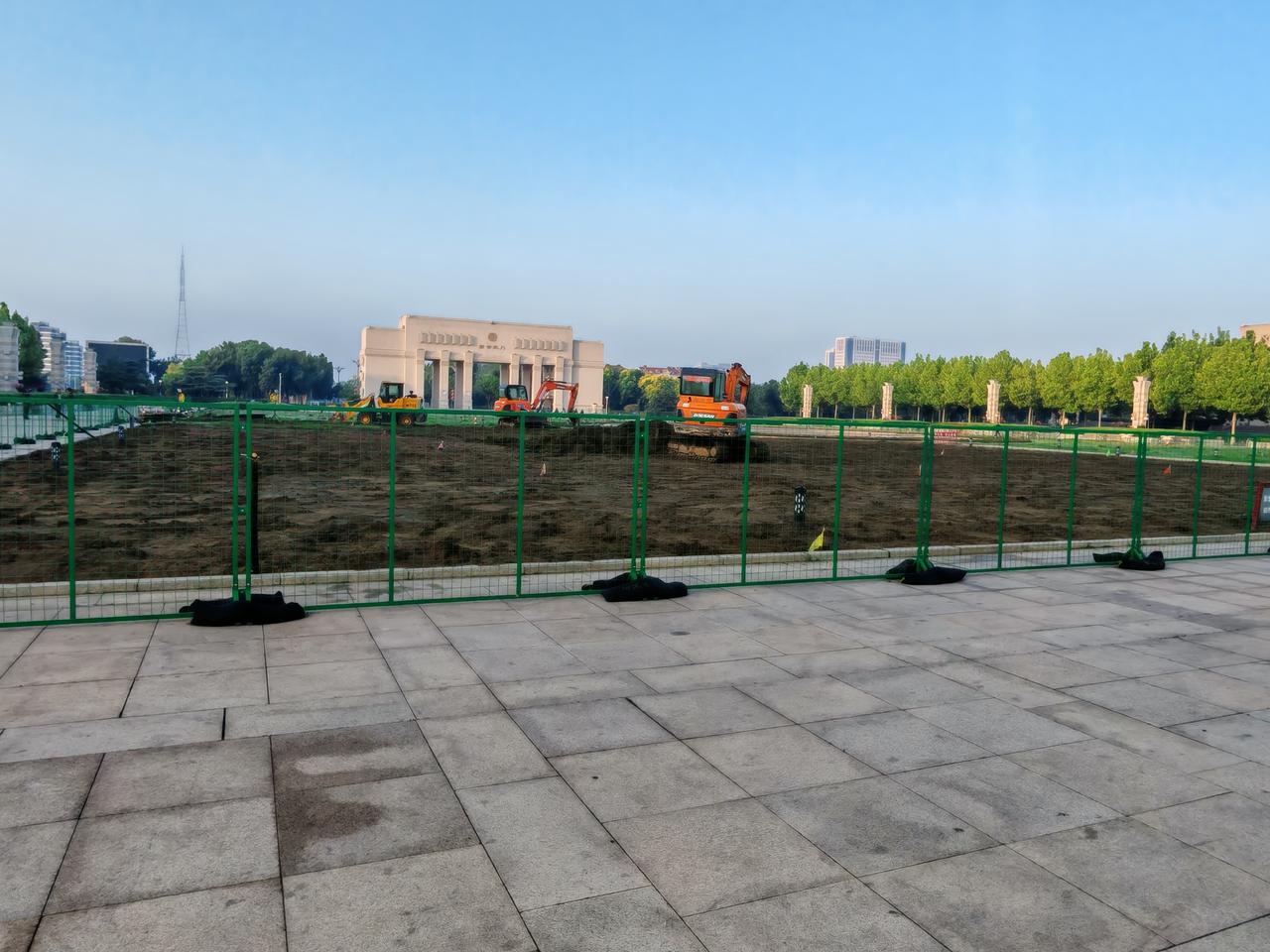 东营新世纪广场中心草坪四周，被加了围栏，已经被施工车辆推起，新世纪广场进行改造，