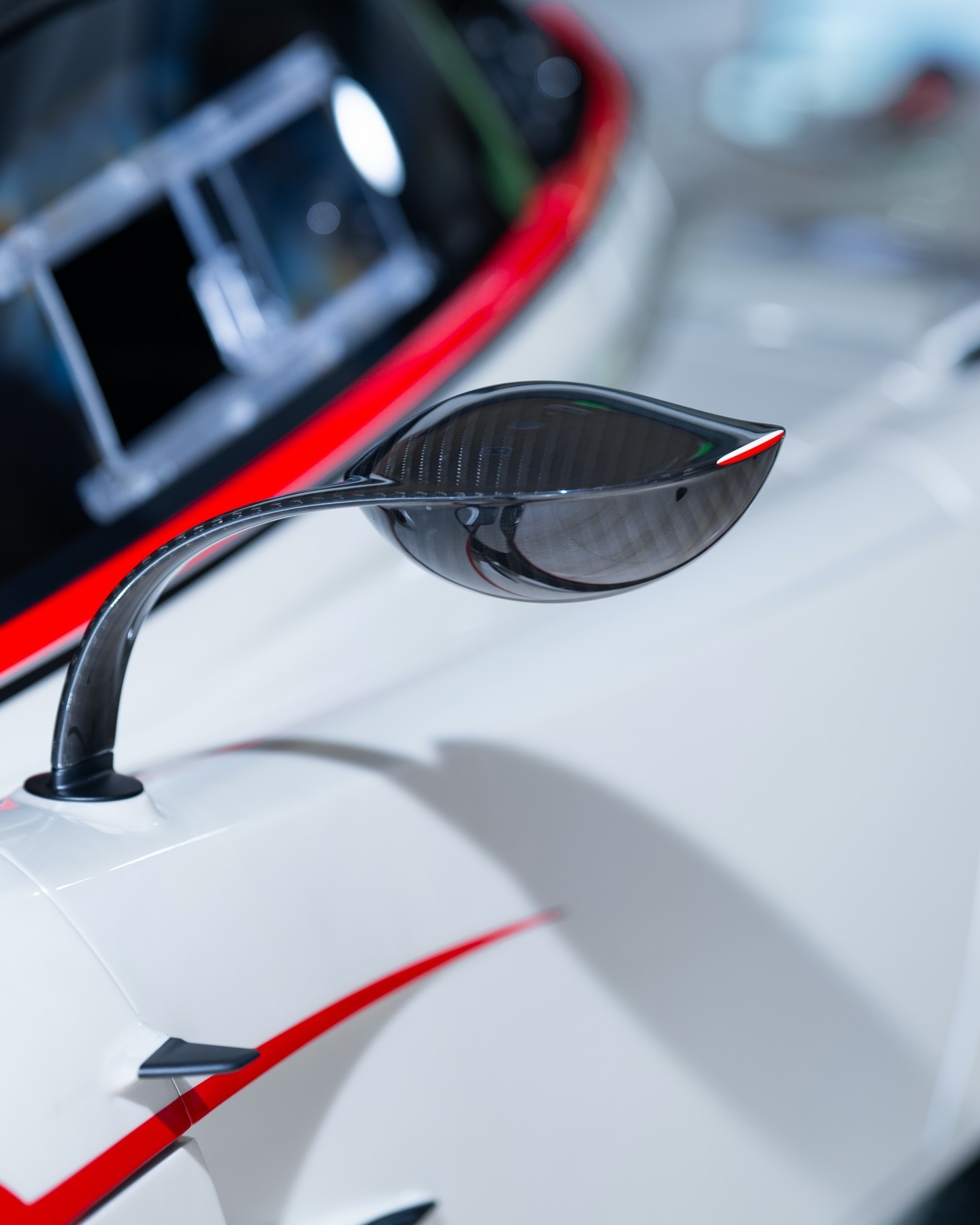 全球限量仅 30 辆，Huayra R 是一款纯粹且毫不妥协的机器，其性能不受道