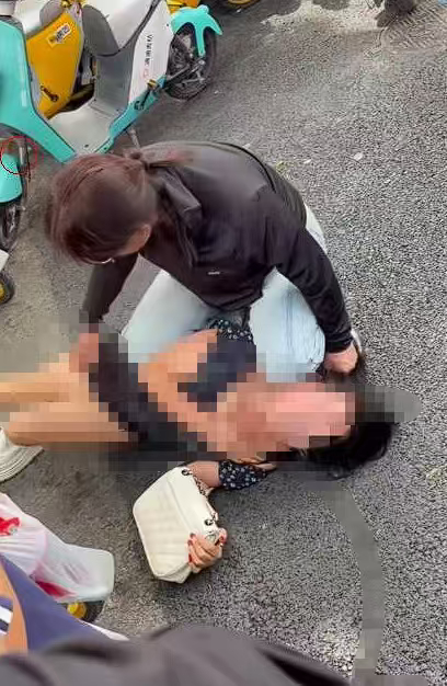 女子当街被殴打扒裤警方已介入河北保定闹市区突发恶性冲突，口角纠纷升级为极端人身伤