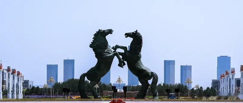 谁能想到昔日荒漠，如今变身全域4A景区！沿路绿植铺满街巷，陨石造型博物馆、草原雕