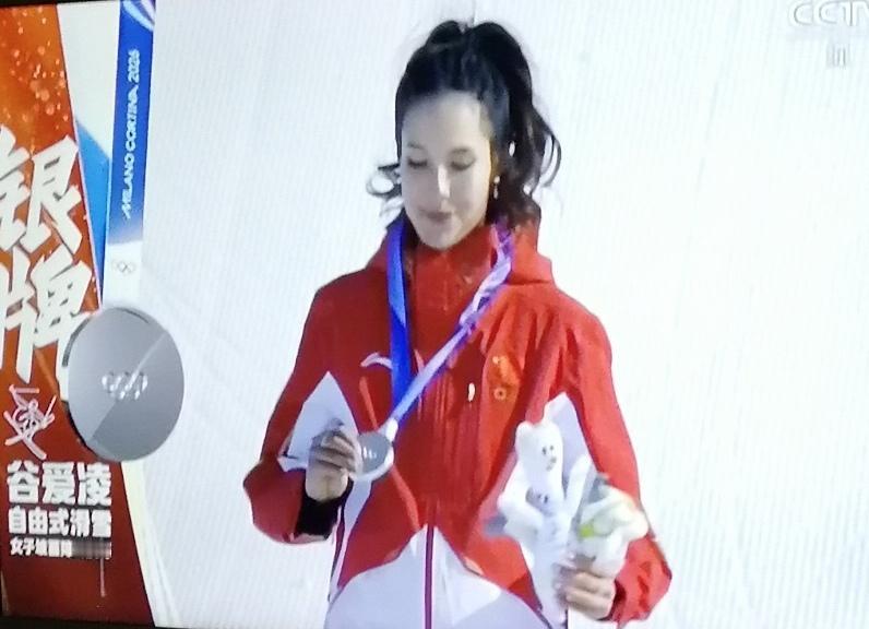 冬奥会争金夺银，也不能光靠谷爱凌一个人。为国争光，要靠全体队员团结拼搏、共同努力