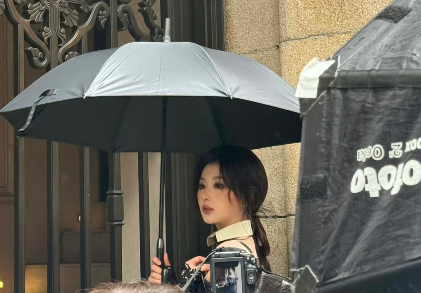 上海外滩偶遇孔雪儿好伟大的身材好伟大的脸孔雪儿