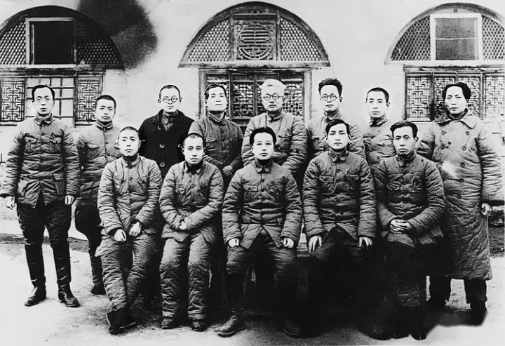 毛主席“靠边站”的一张照片。那时候的毛主席已经是党的领袖了，可是从苏联回来不知天