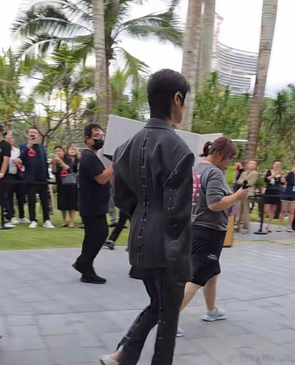 李宇春这衣服，前面看着普普通通，后面瞅着个性十足，设计感极强 