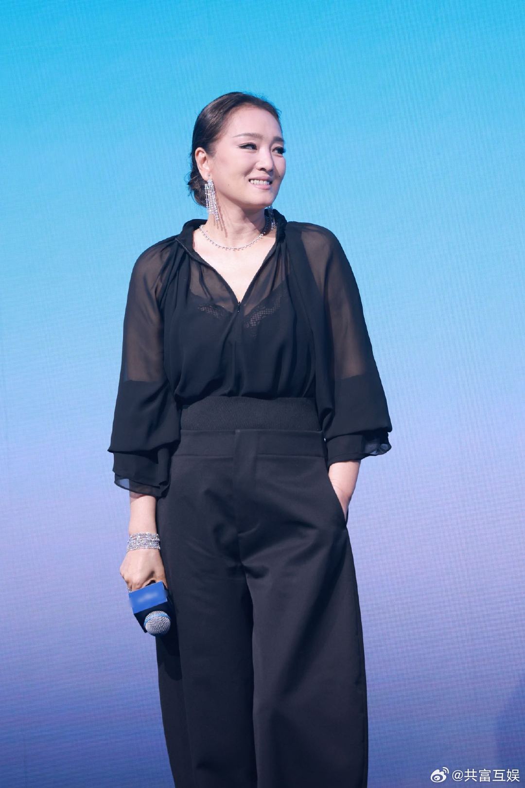 巩俐近期状态 来感受巩俐的现场氛围感，一身深色套装飒爽十足。无惧高清镜头的考验，