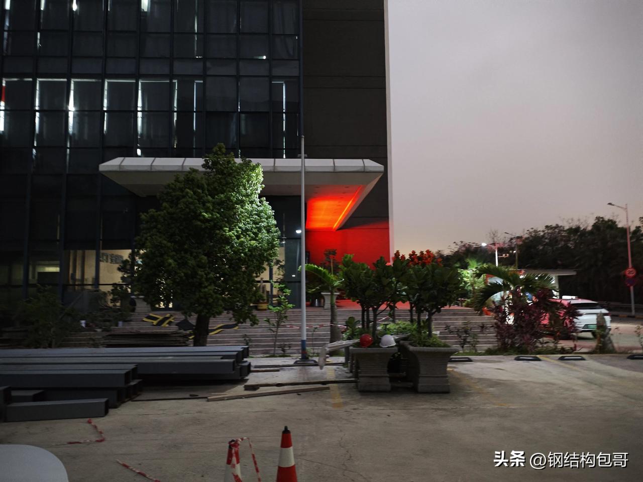  别在最好的年纪选择安逸，日子是熬出来的，成功是拼出来的，越努力越幸运。