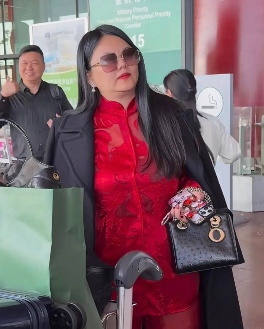 【李湘多平台账号被禁止关注】1月16日，李湘微博、抖音、小红书等多平台账号被禁止