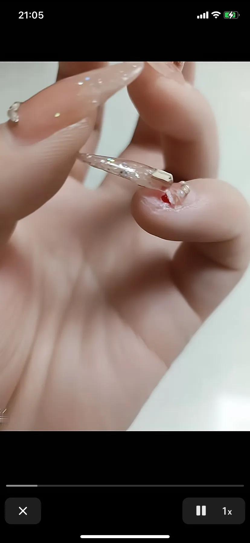 真的是：一失足成千古恨…
留了一年多的美甲！
因为过年打扫卫生而“折断”了
那个