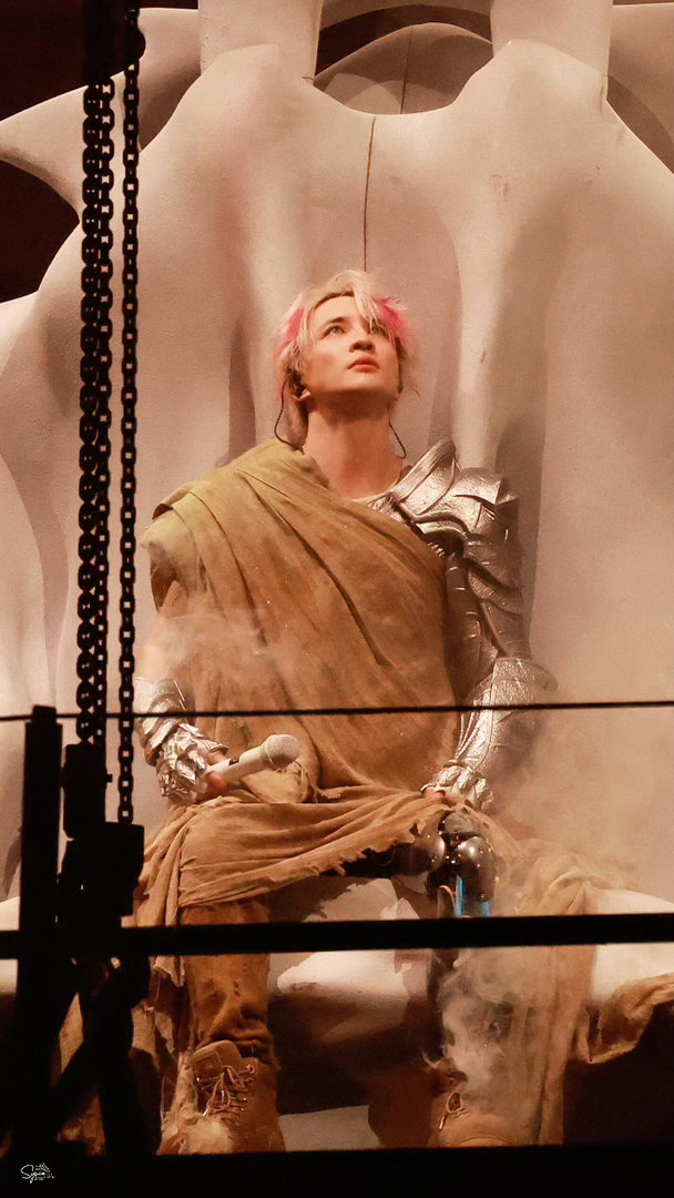 薛之谦机械躯体好震撼薛之谦的腿怎么冒烟了 长沙演唱会舞台太炸裂！机械躯体搭配烟雾