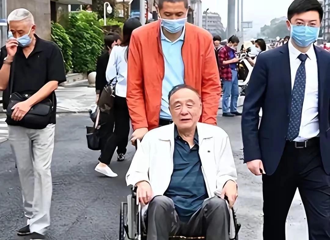 老夫少妻！1988年，身价百万46岁的邱先甫，娶了23岁的营业员田萍做妻子。没想