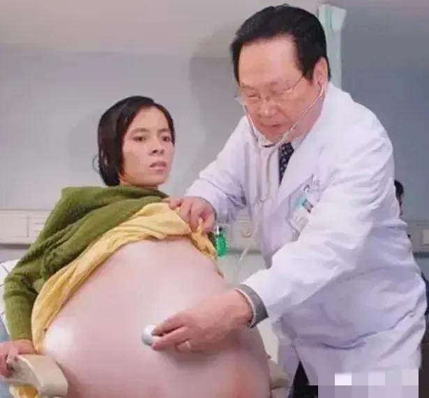 2007年，怀胎12个月的女人，在丈夫的陪同下，挺着巨肚，来到了广州医院检查，没
