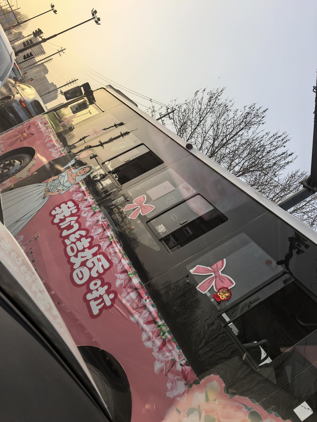 公交车现在都可以进行私人定制化服务！各行各业都是在适应当下的发展，都在转型。