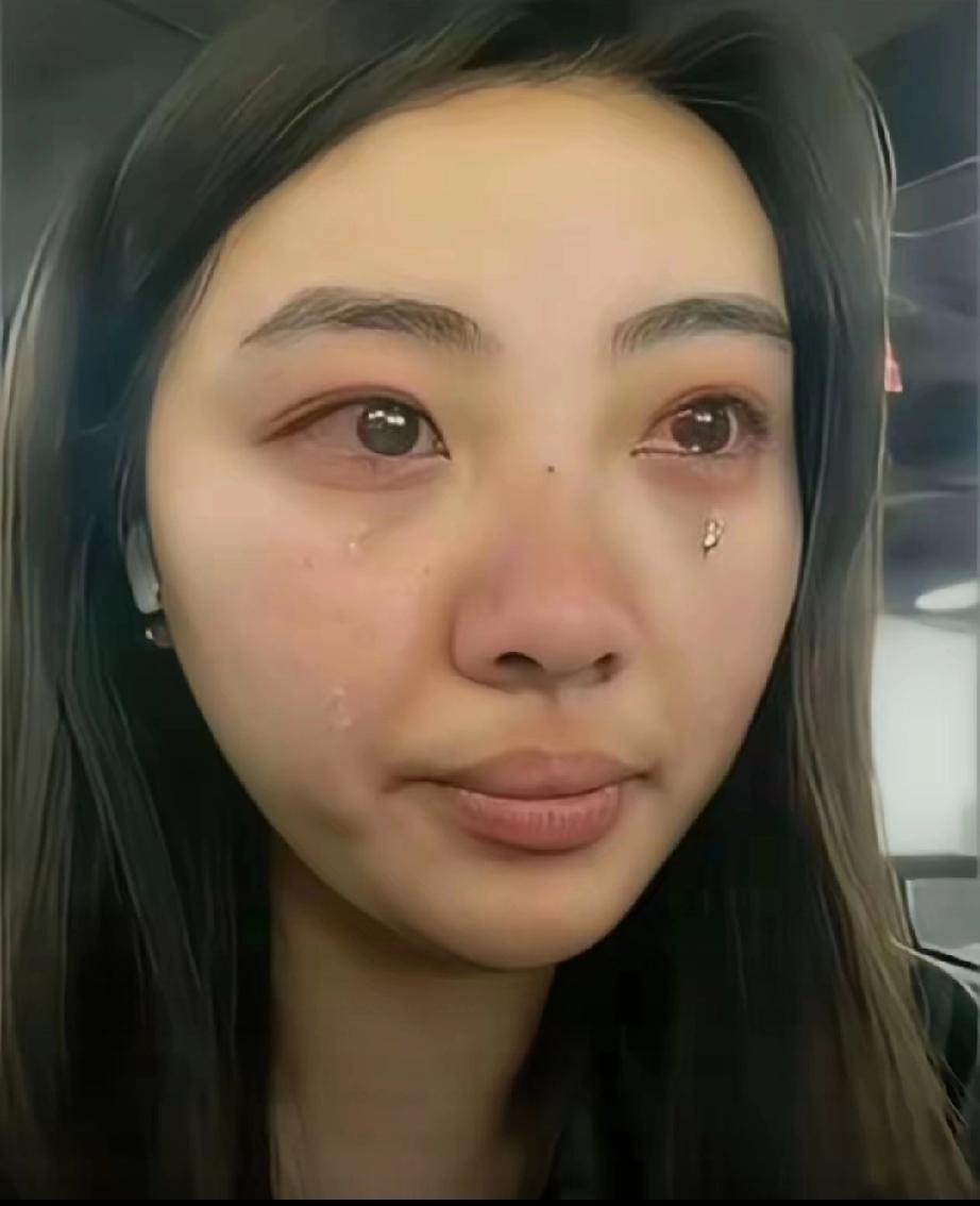 20岁女儿被亲妈打到扫帚断成两截，后背全是血印子。她全程没躲，没哭，没还手。母亲