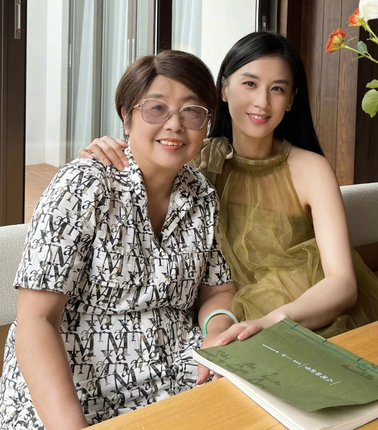 黄圣依妈妈撑起了自己的原生家庭好奇黄圣依长的像谁？也不像她妈妈啊！ ​​​